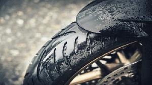 Affronter l’hiver en moto : les recommandations des experts Bridgestone